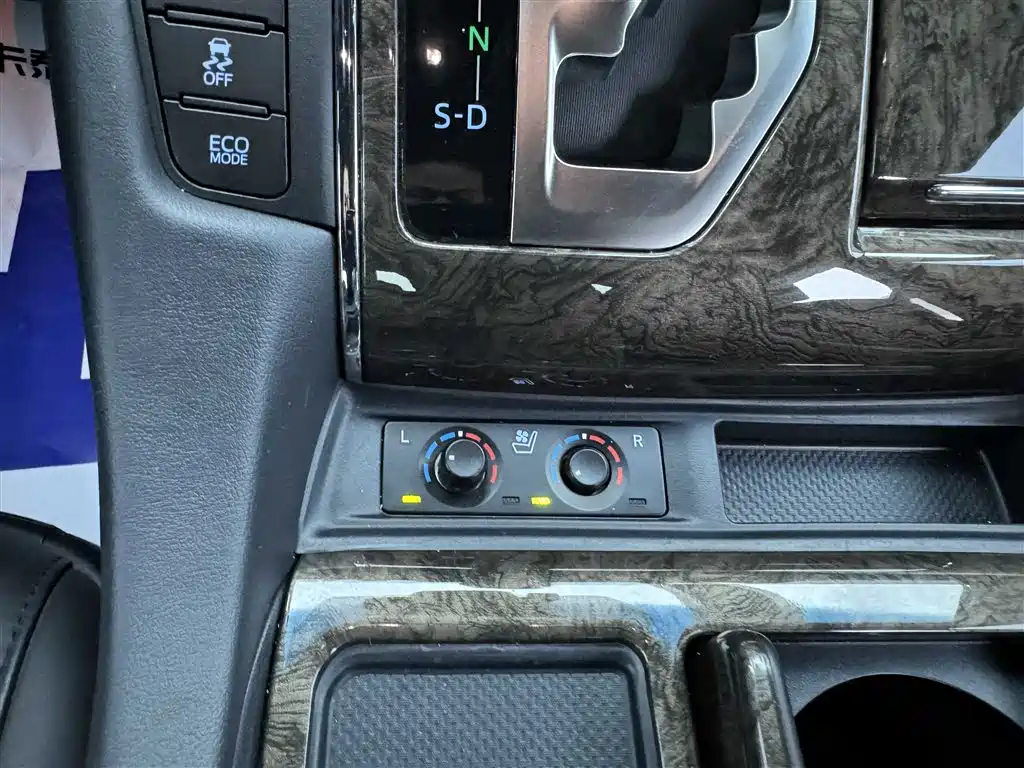 Toyota Vellfire 2021 Crown Hybrid 2.5L HV Premium Edition фото 28