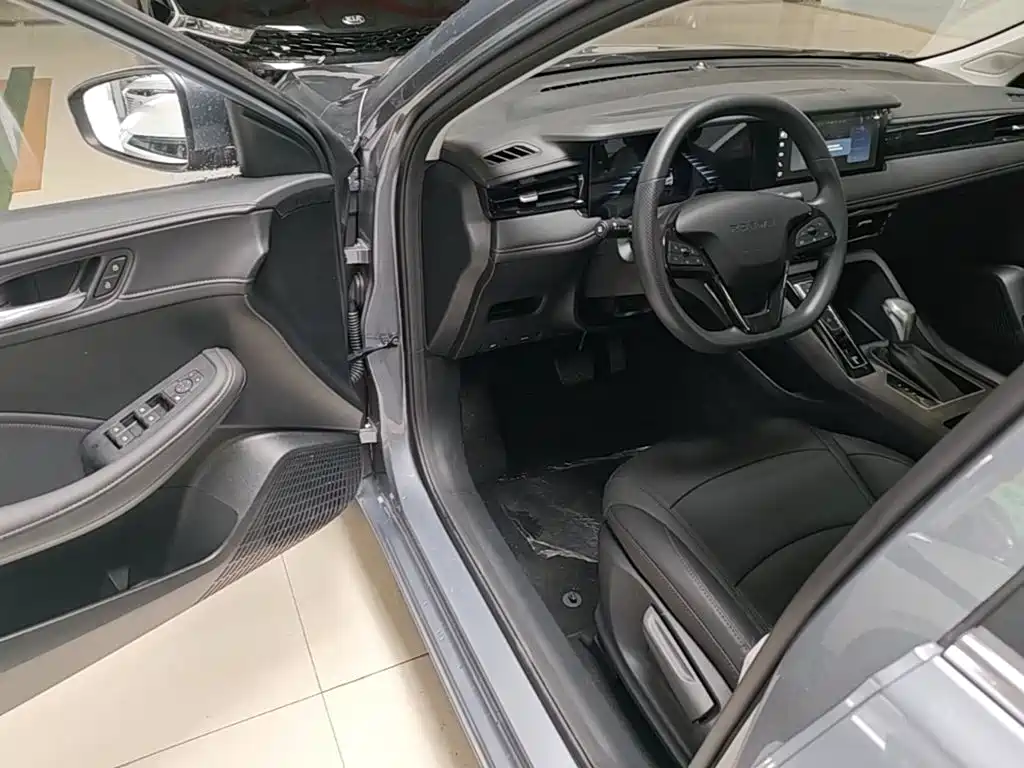 Фото 16 - Roewe i5