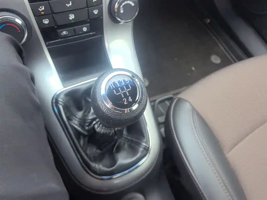Chevrolet Cruze 2013 Hatchback 1.6L Manual Luxury фото 14