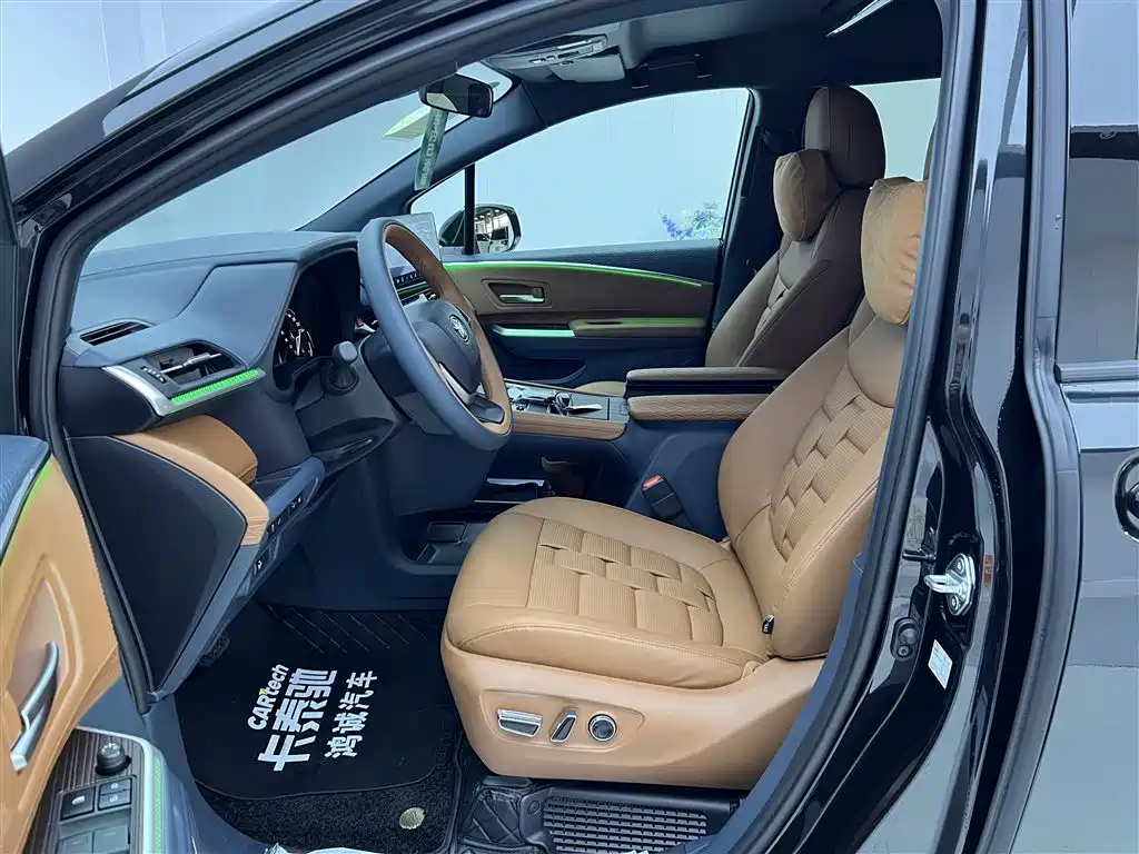 Toyota Granvia 2024 2.5L Hybrid Comfort фото 23