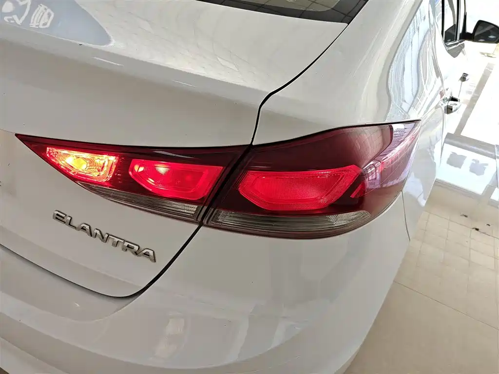 Hyundai Elantra 2016 1.6L Manual Smart·Youth Edition фото 8