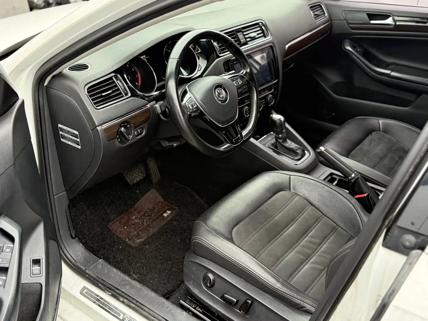 Volkswagen Sagitar 2017 230TSI Automatic Luxury фото 7