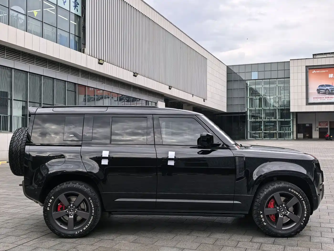 Land Rover Defender 2023 Model 110 3.0T P400 X-DYNAMIC HSE фото 18