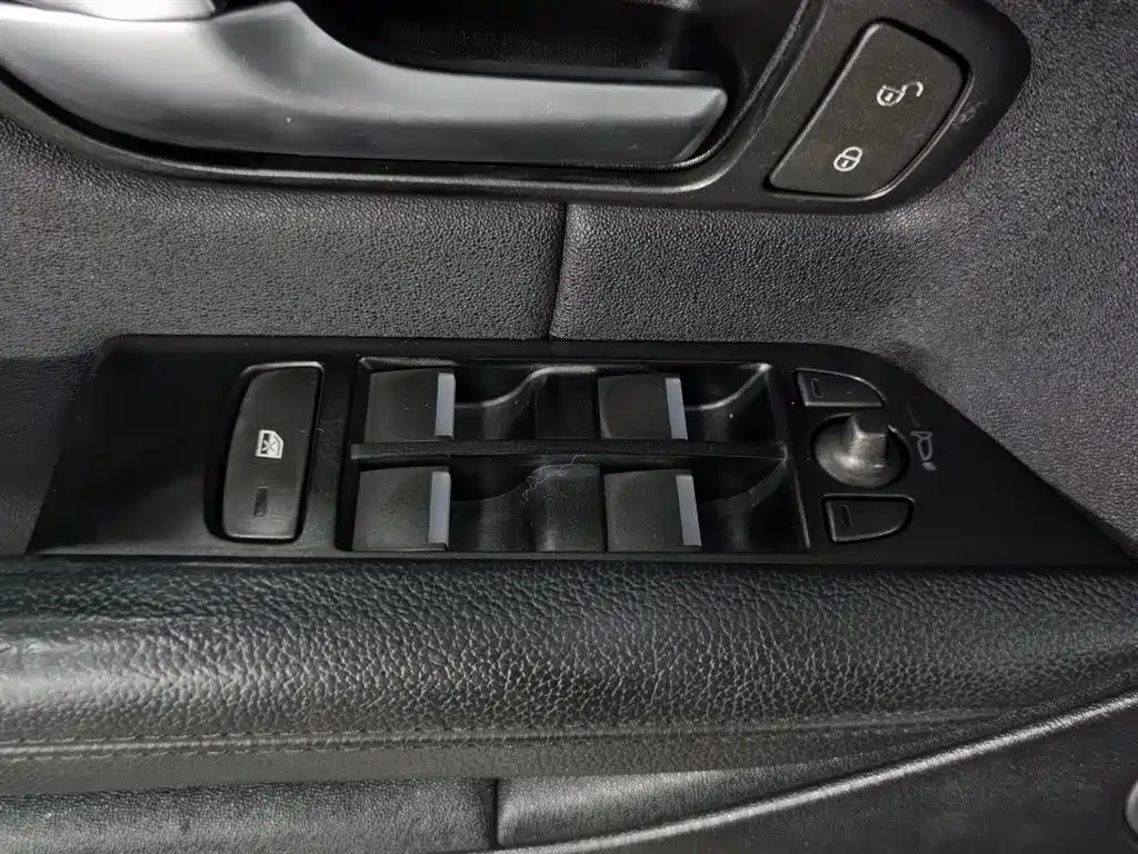 Land Rover Range Rover Evoque 2017 2.0T PURE Style Edition фото 9