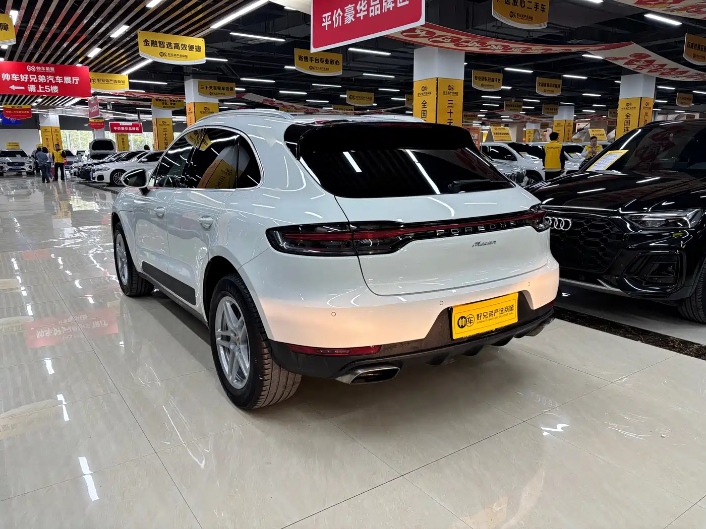 PORSCHE MACAN