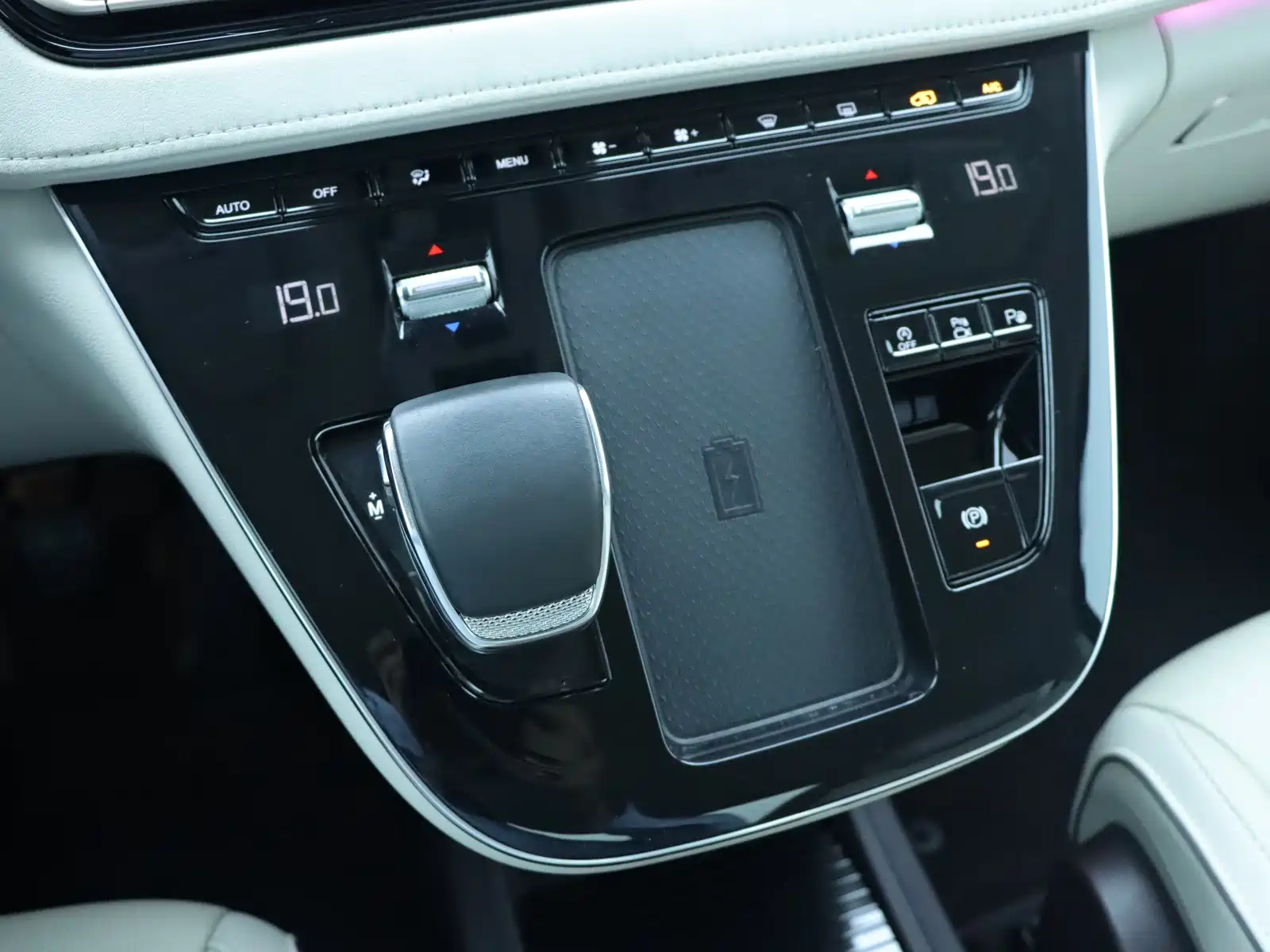 Фото 25 - Hongqi HQ9
