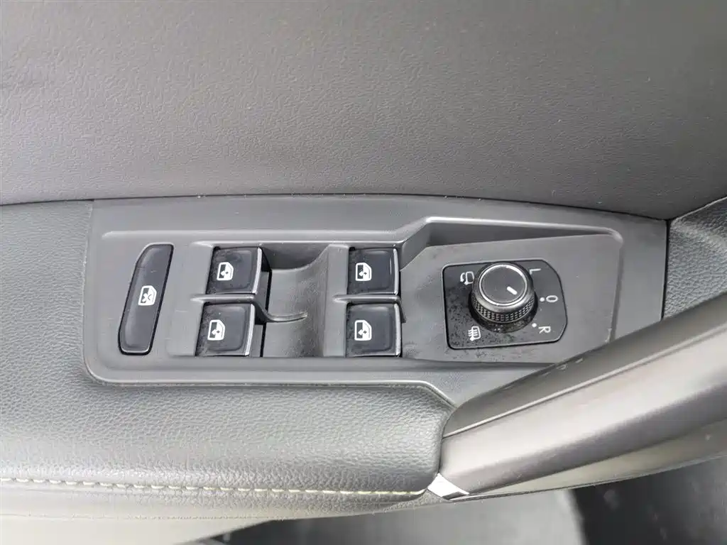 Volkswagen Tiguan L 2021 330TSI Automatic 2WD R-Line Premium фото 9