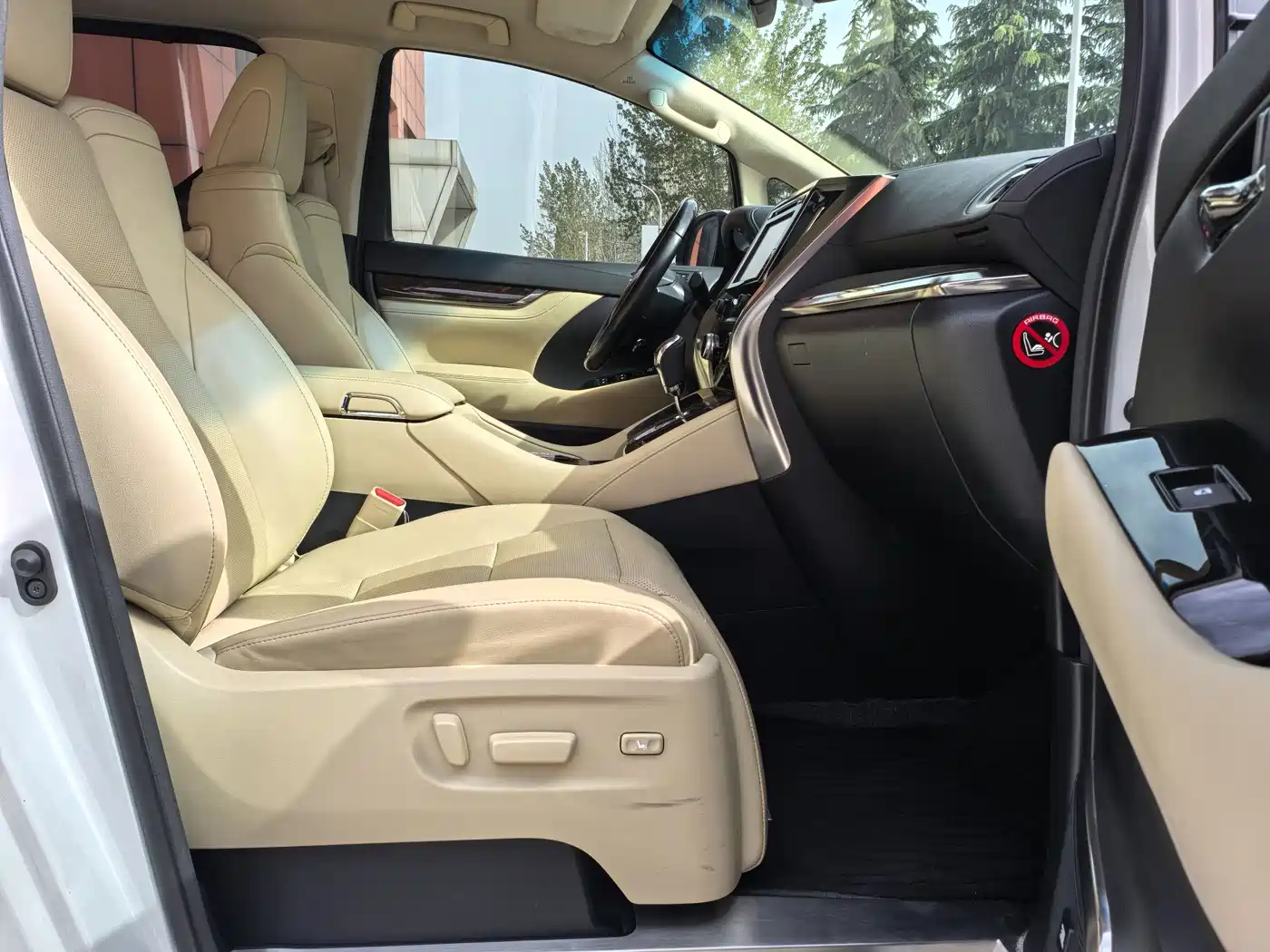 Toyota Alphard 2018 3.5L Luxury фото 16