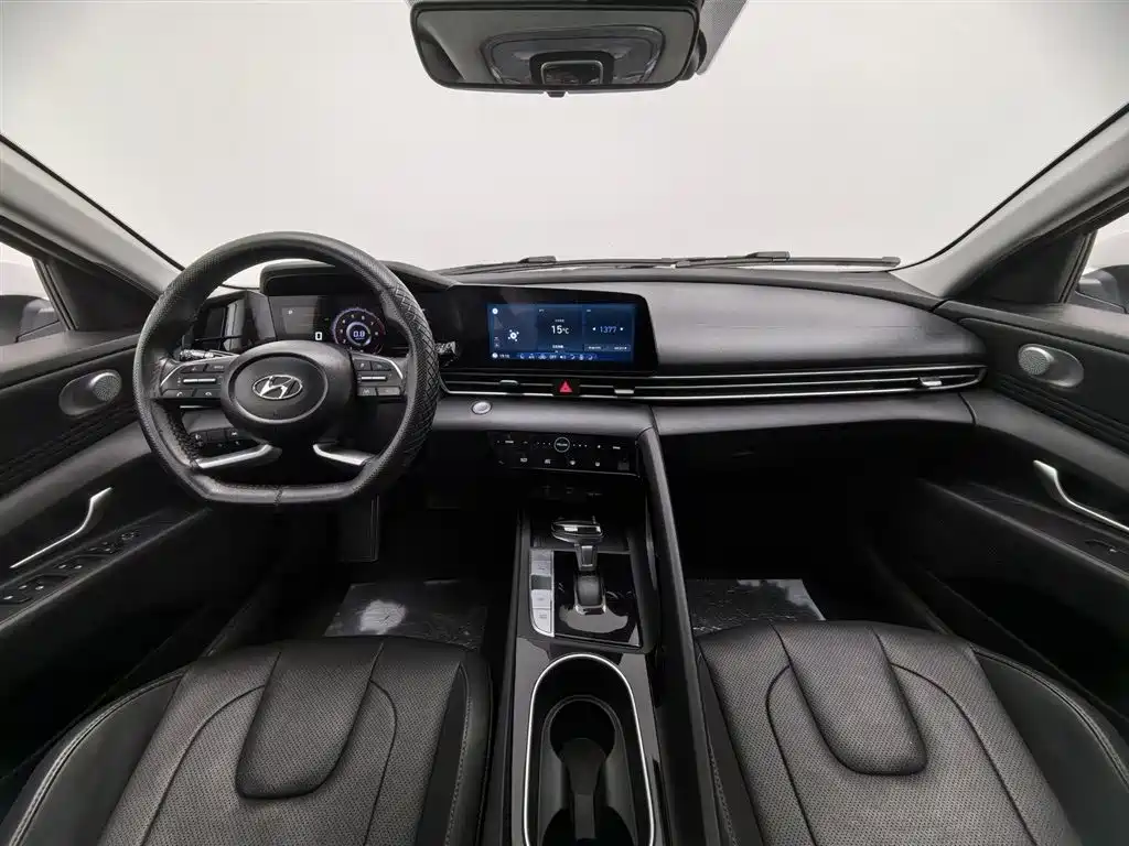 Hyundai Elantra 2022 1.5L CVT LUX Premium Edition фото 5