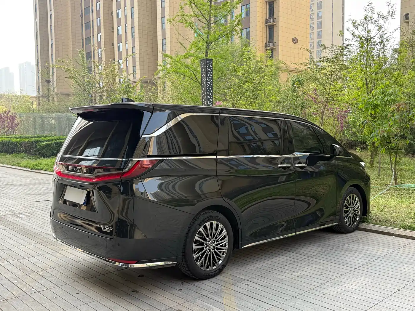 Lexus LM 2023 500h 6-Seater Prestige Edition фото 5