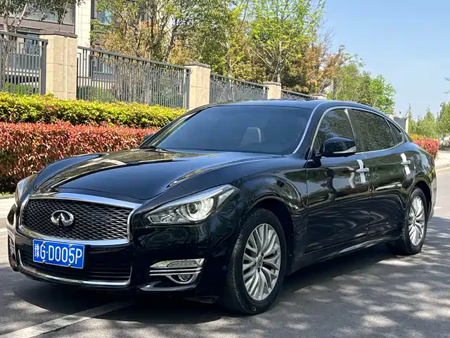 INFINITI Q70