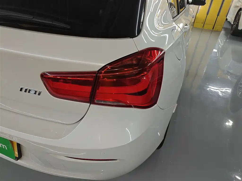 BMW 1 Series (Import) 2018 118i Leading фото 8