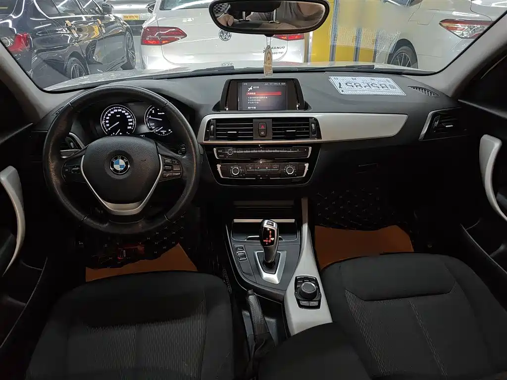 BMW 1 Series (Import) 2018 118i Leading фото 10