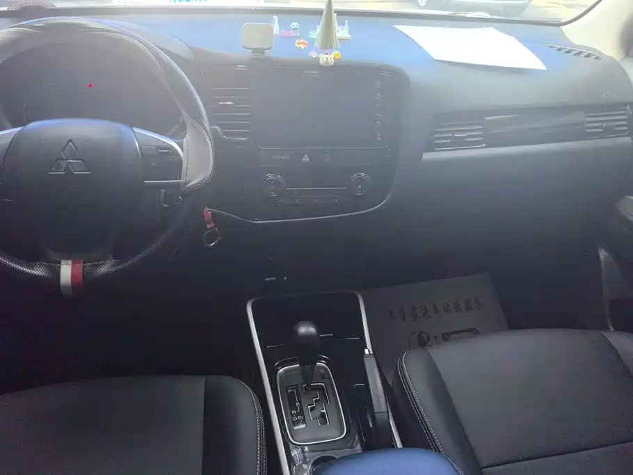 MITSUBISHI OUTLANDER