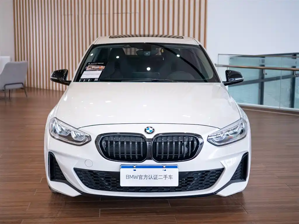 BMW 1 Series 2023 125i M Sport Shadow Edition фото 3