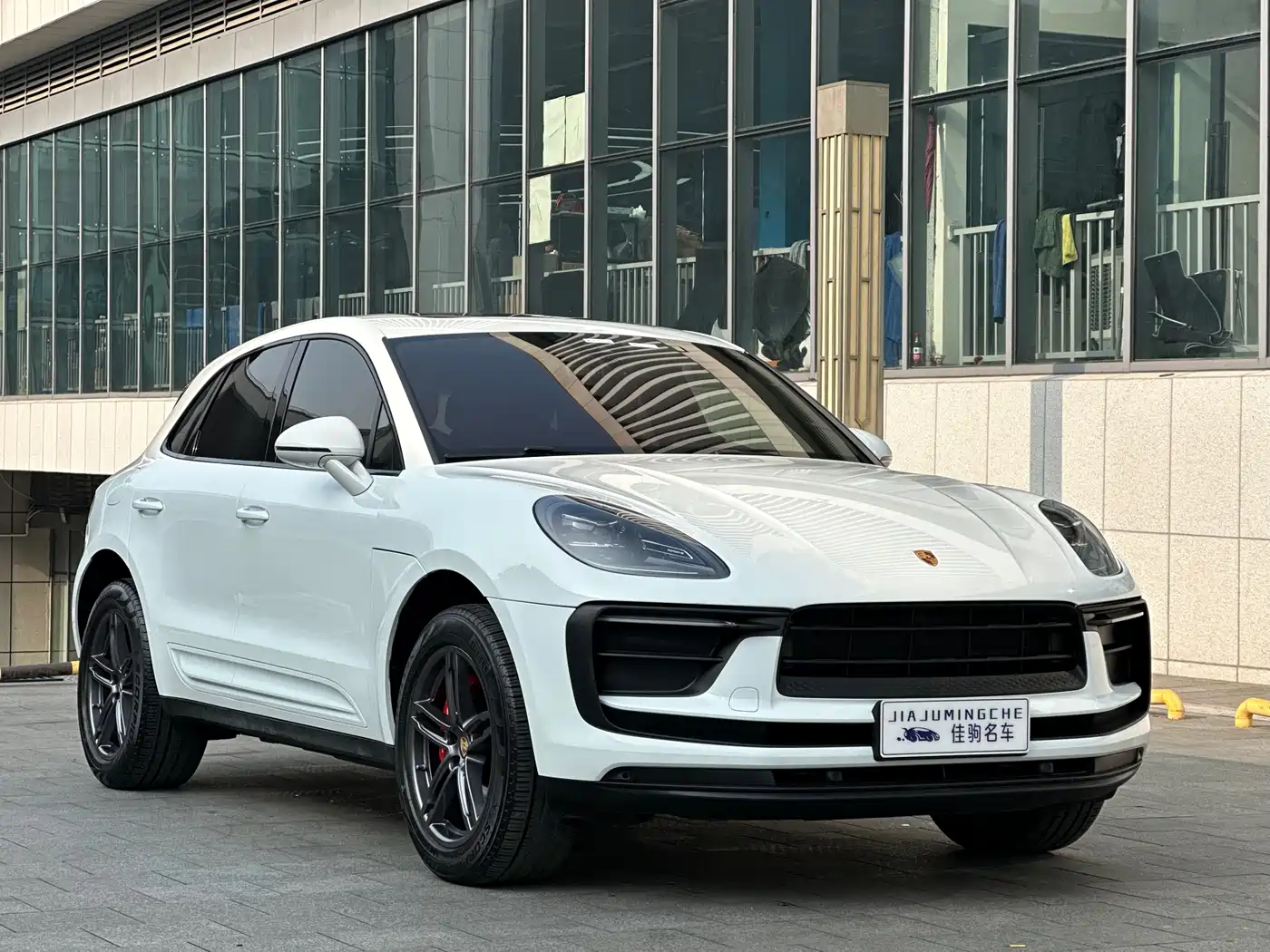 PORSCHE MACAN