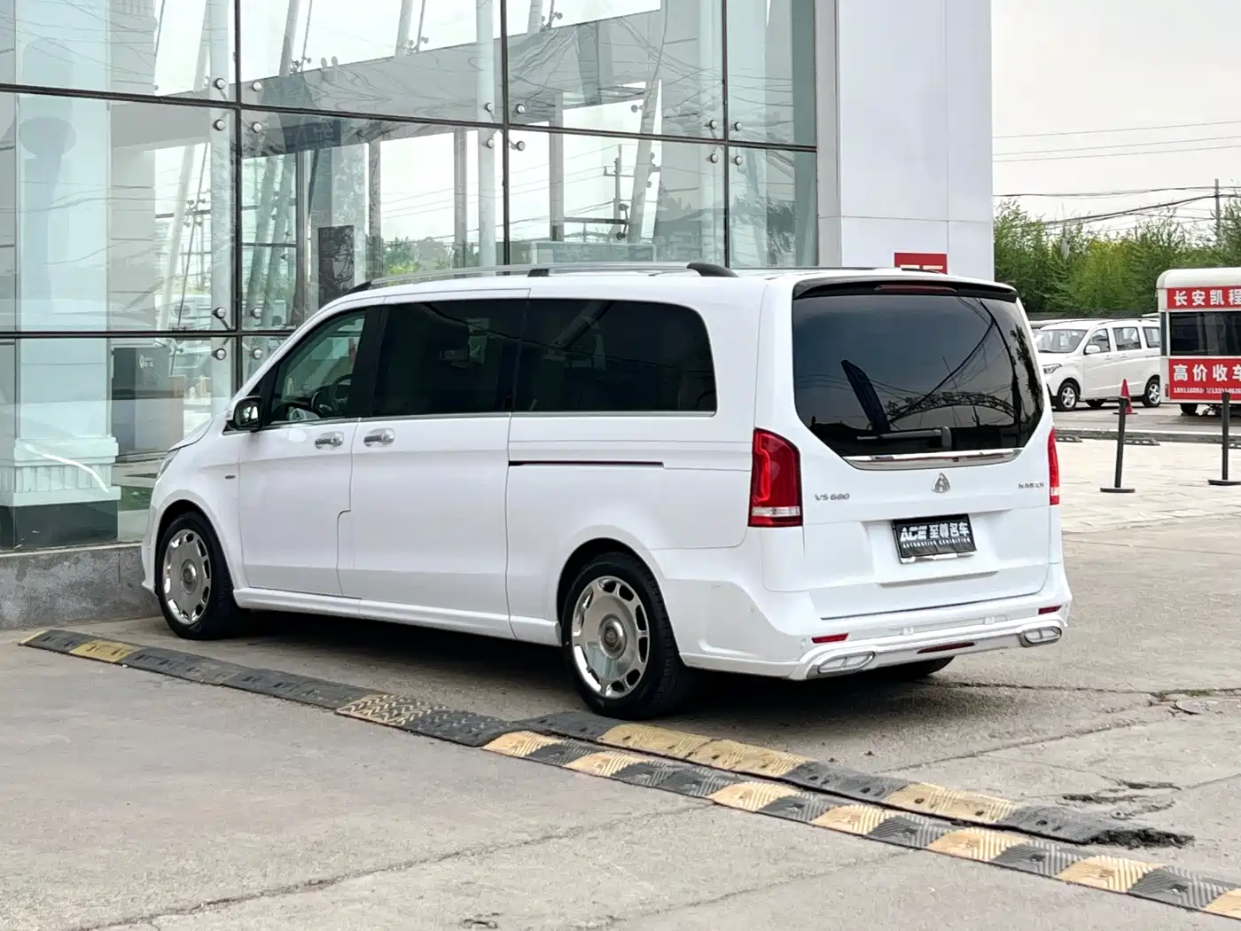 Mercedes-Benz V-Class 2018 V 260 L Premium Long Wheelbase Edition China VI фото 6
