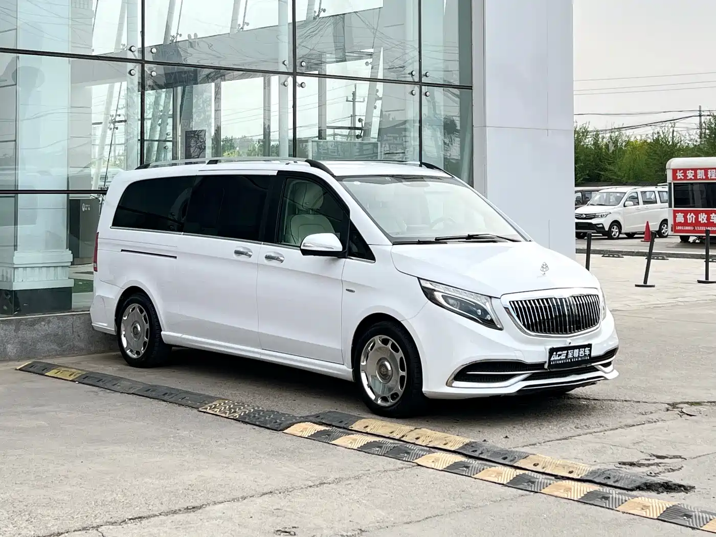 Mercedes-Benz V-Class 2018 V 260 L Premium Long Wheelbase Edition China VI фото 3