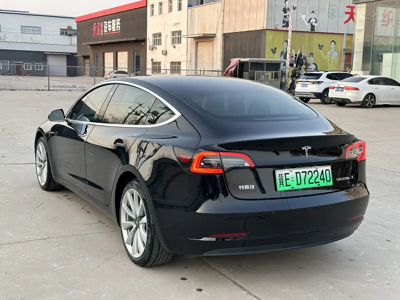 TESLA MODEL 3