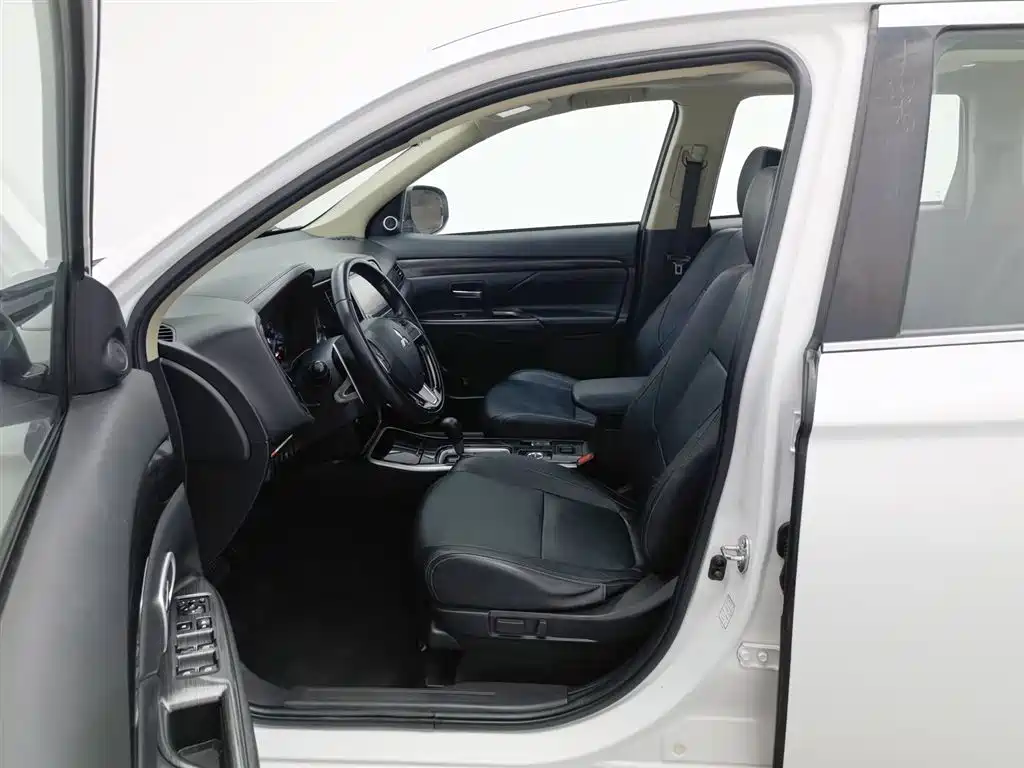 Mitsubishi Outlander 2018 2.4L 4WD Luxury Edition 7-seater фото 10