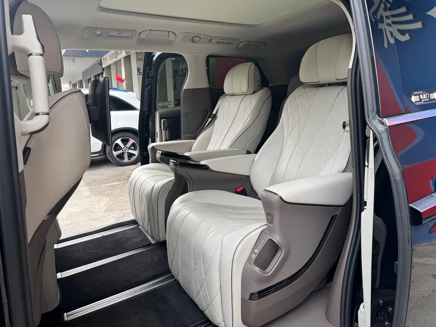 Denza D9 2022 DM-i 970 AWD Flagship фото 13