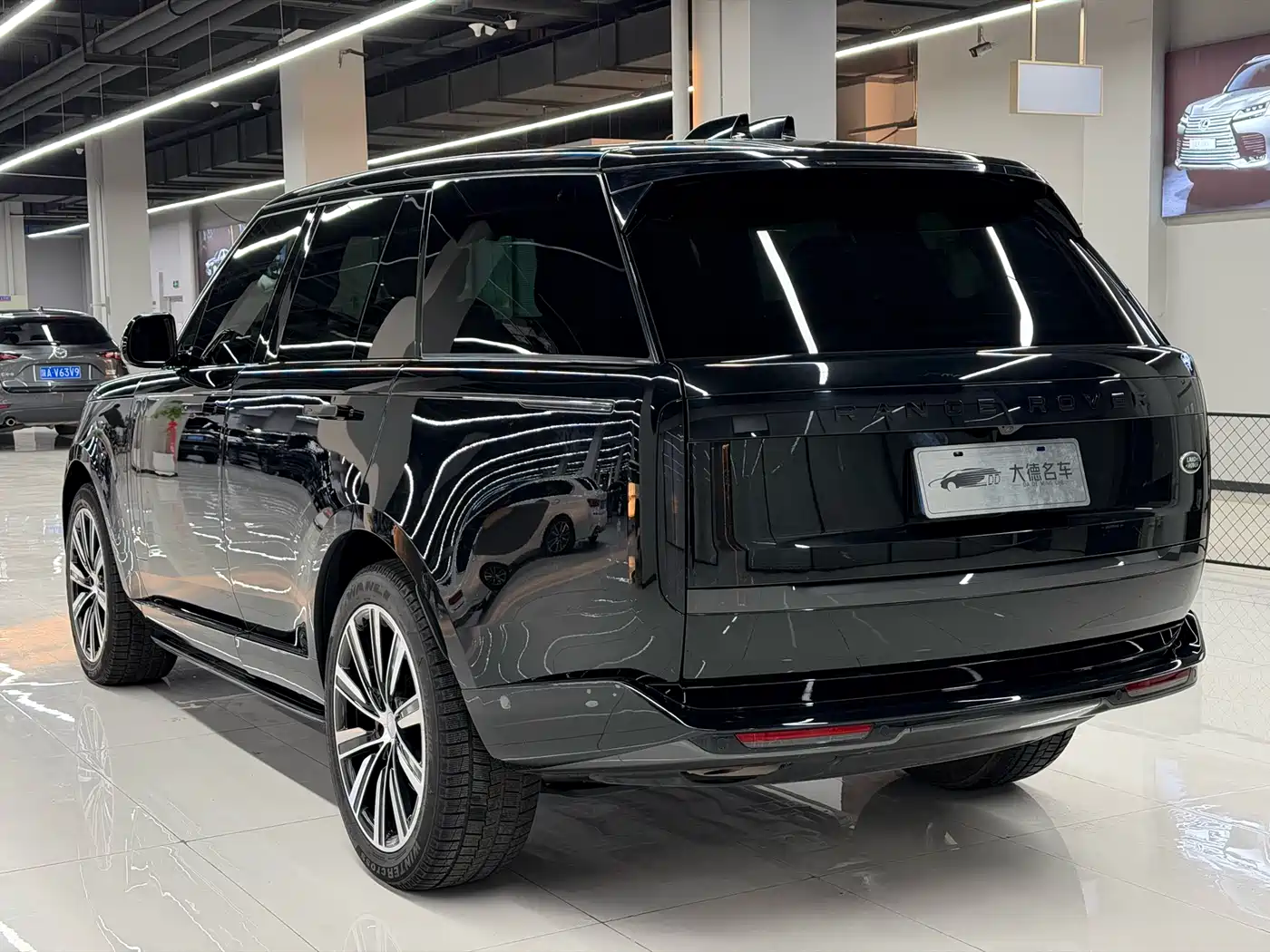 Land Rover Range Rover 2023 3.0 L6 360PS Golden Age Edition фото 7