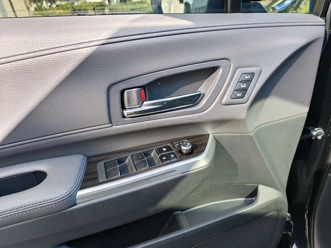Toyota Granvia 2023 2.5L Hybrid VIP Edition фото 22