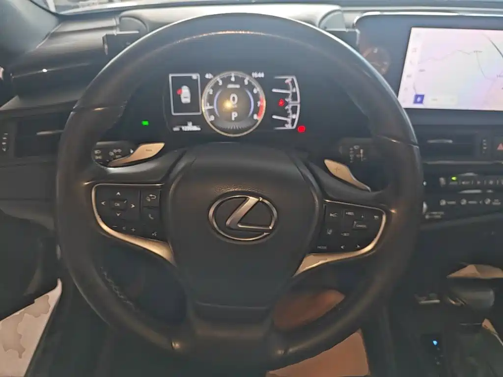 Фото 11 - Lexus ES