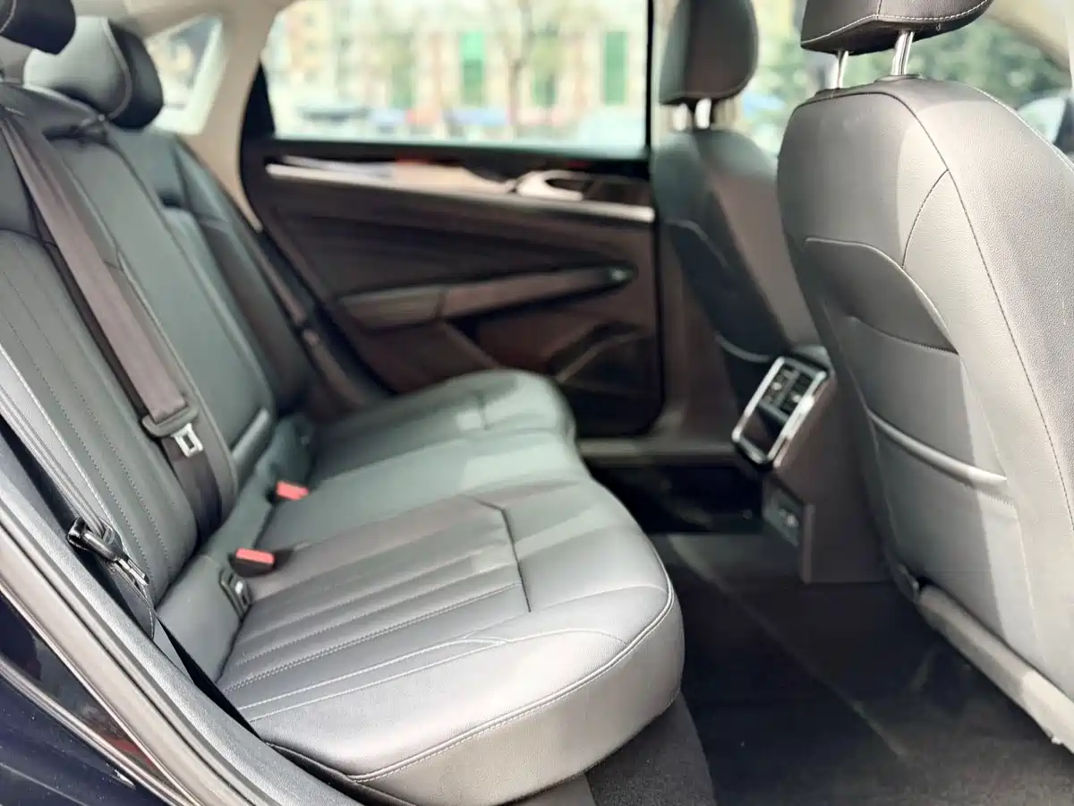 Volkswagen Passat 2022 280TSI Business Edition фото 11