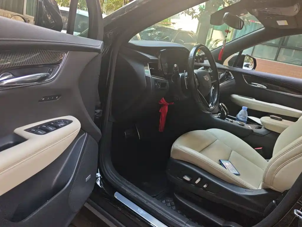 Фото 17 - Cadillac XT6