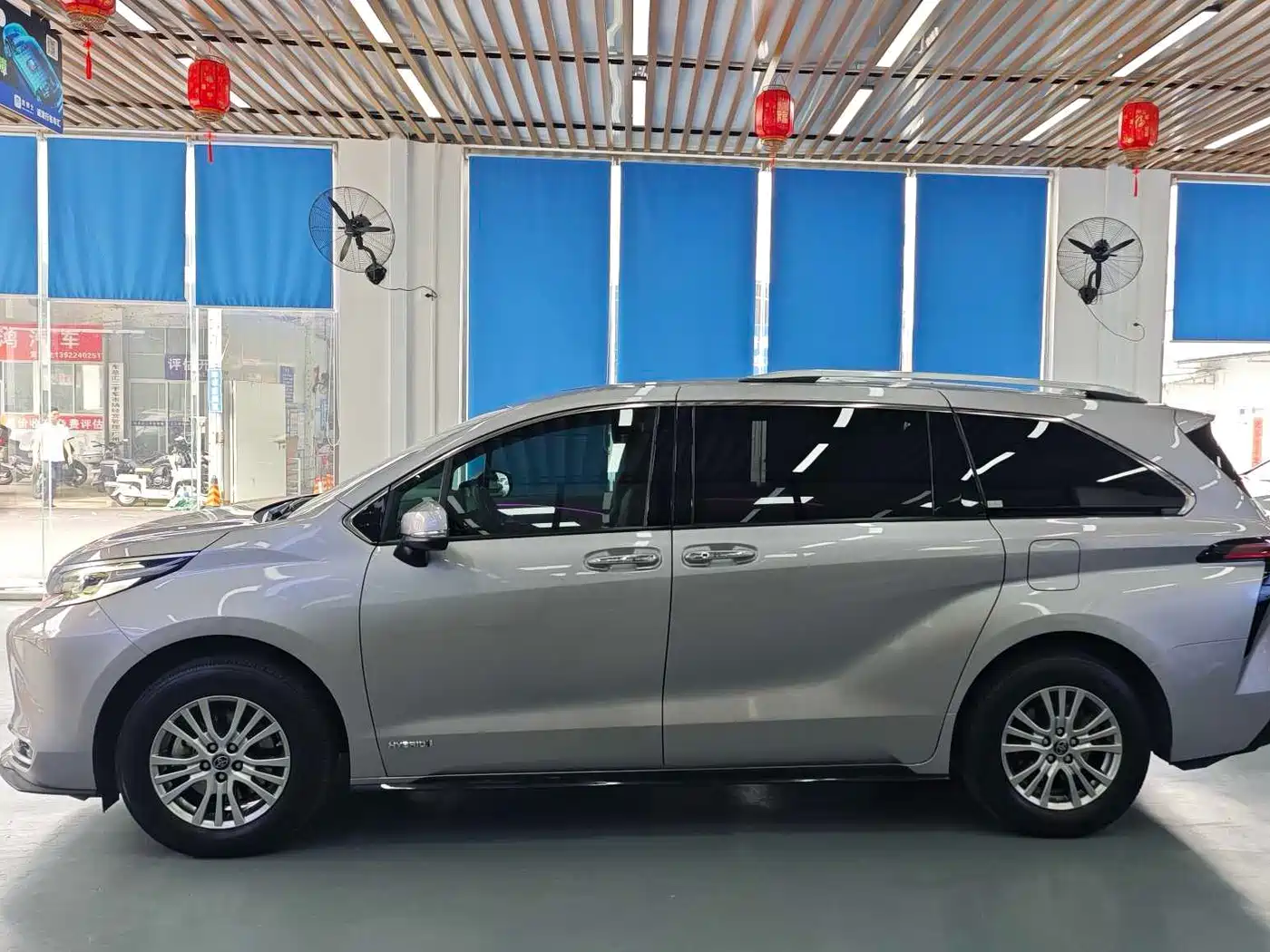 Фото 4 - Toyota Sienna