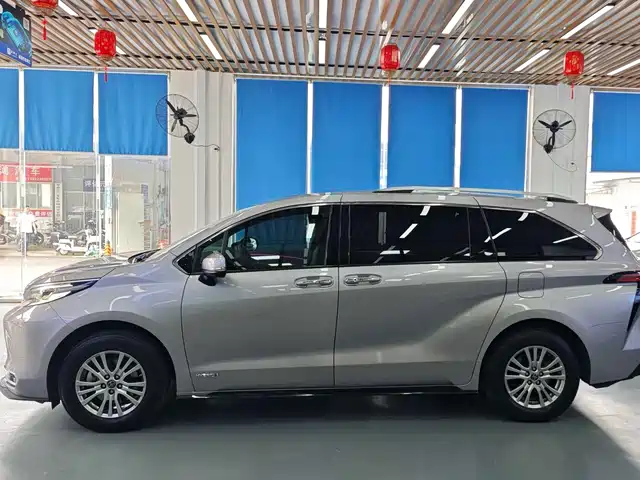 Toyota Sienna 2021 2.5L Hybrid Luxury Welfare Edition — фото 4
