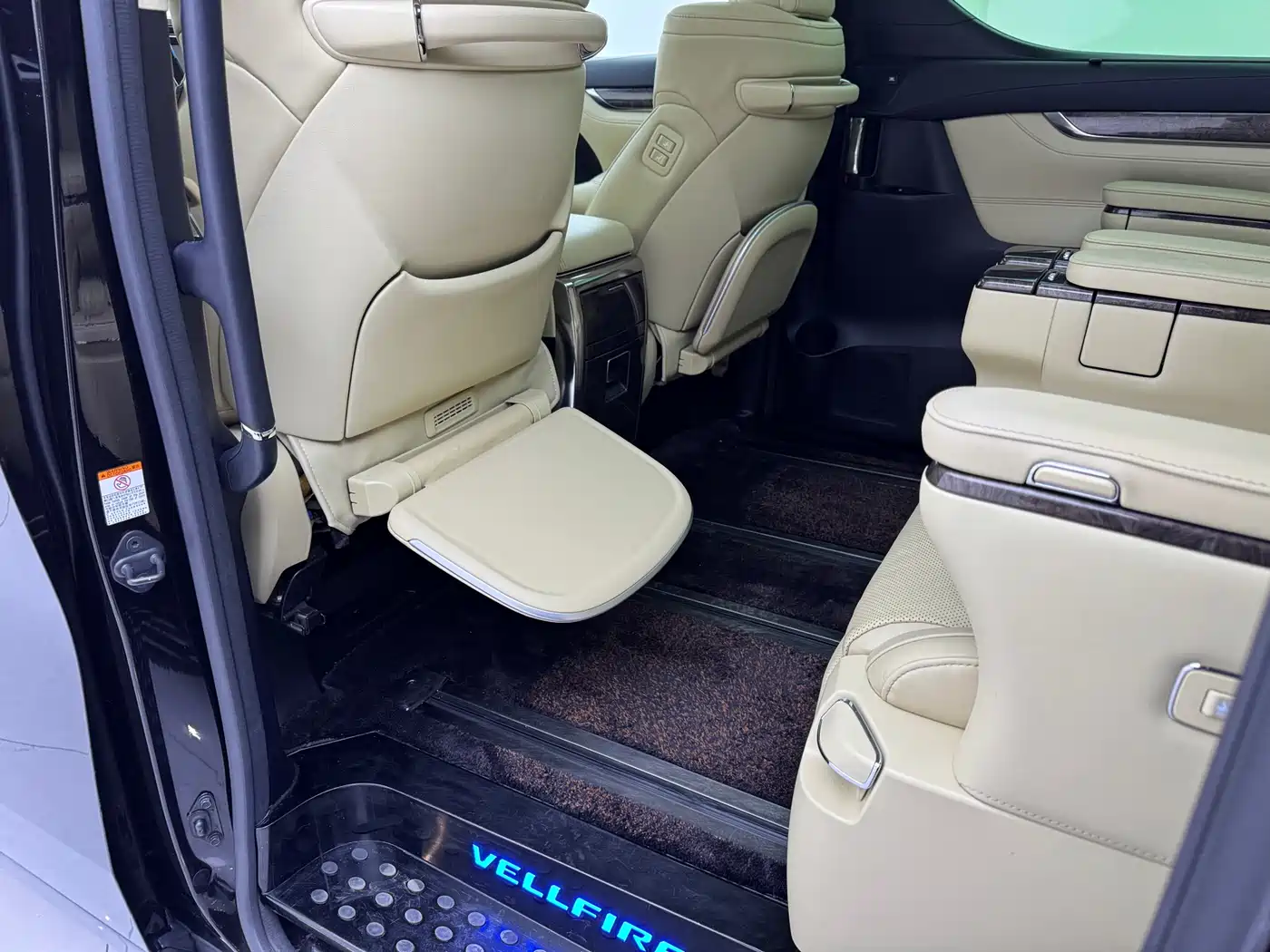 Toyota Vellfire 2019 Hybrid 2.5L HV Premium Edition фото 7