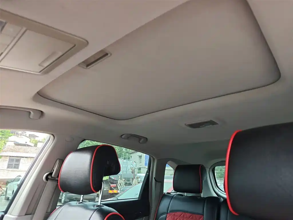 Chevrolet Captiva 2015 2.4L 2WD Urban Edition 5-seater фото 18