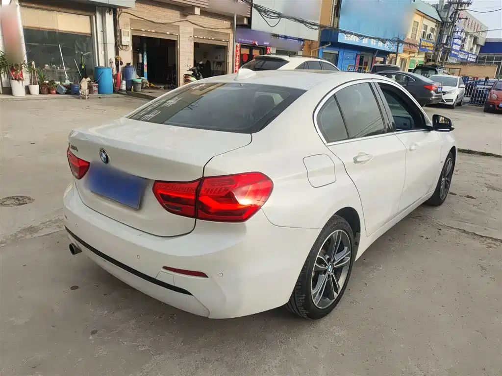 BMW 1 Series 2018 118i Sport Edition фото 7
