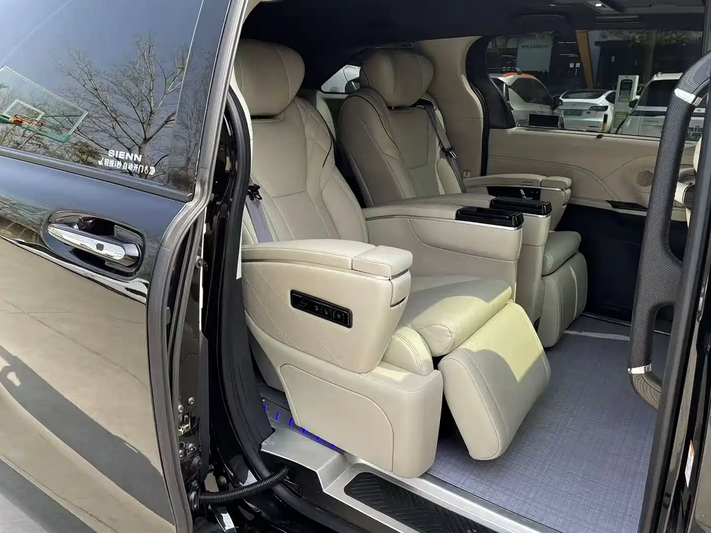 Toyota Sienna 2024 2.5L Hybrid 4WD Premium Edition фото 13