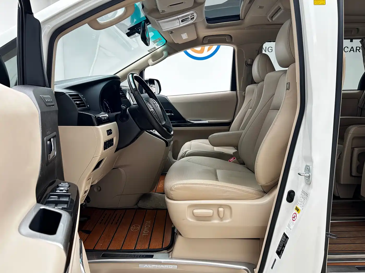 Toyota Alphard фото 5