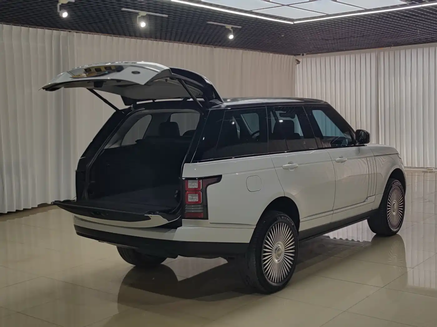Land Rover Range Rover 2018 3.0 SC V6 Golden Age Edition фото 8