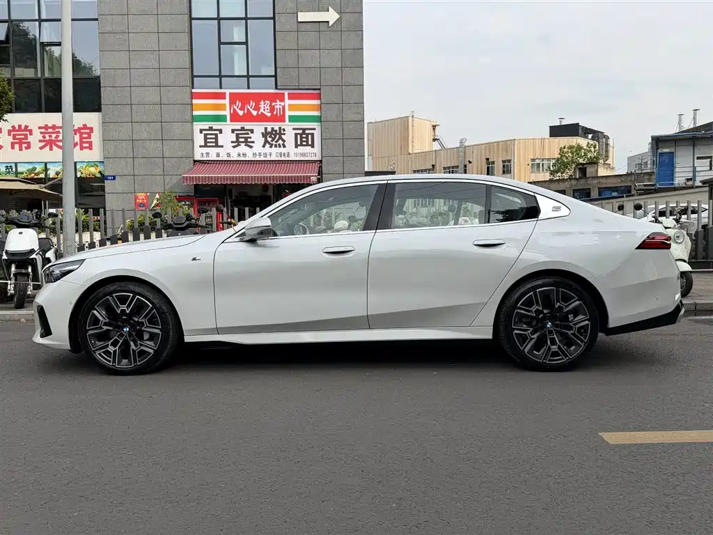 BMW 5 Series 2025 530Li Premium M Sport Package фото 3