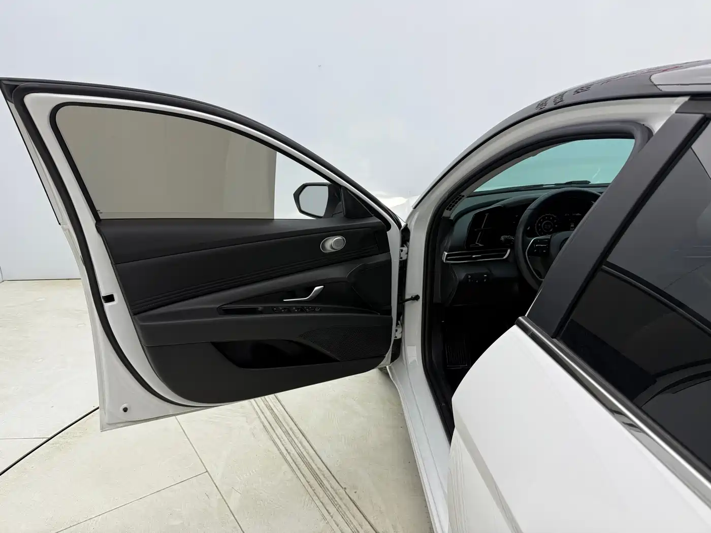 Hyundai Elantra 2022 1.5L CVT LUX Premium Edition фото 21
