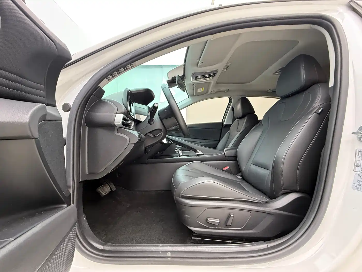 Hyundai Elantra 2022 1.5L CVT LUX Premium Edition фото 16