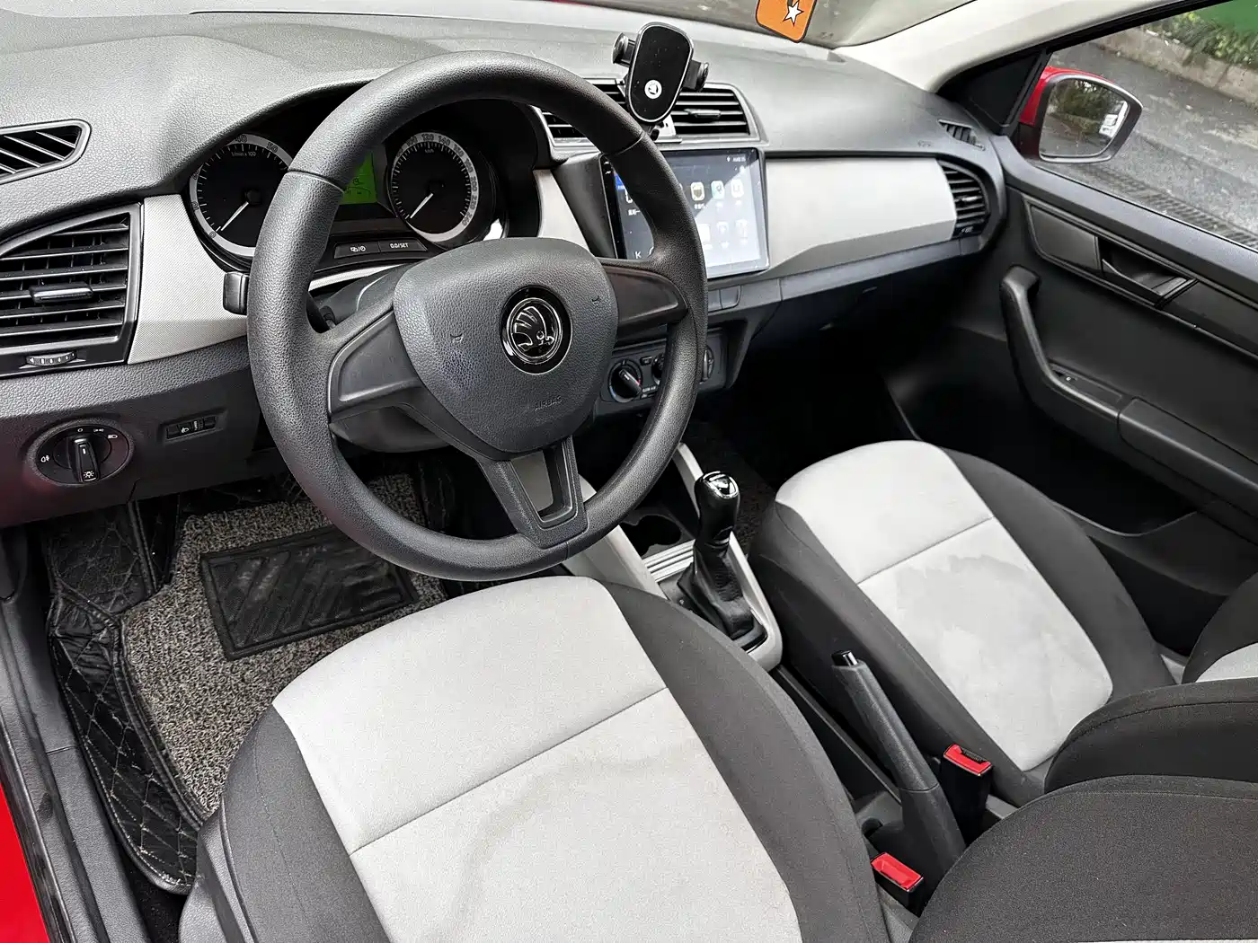 Škoda Fabia 2017 1.4L Auto Car Enjoy Edition фото 7