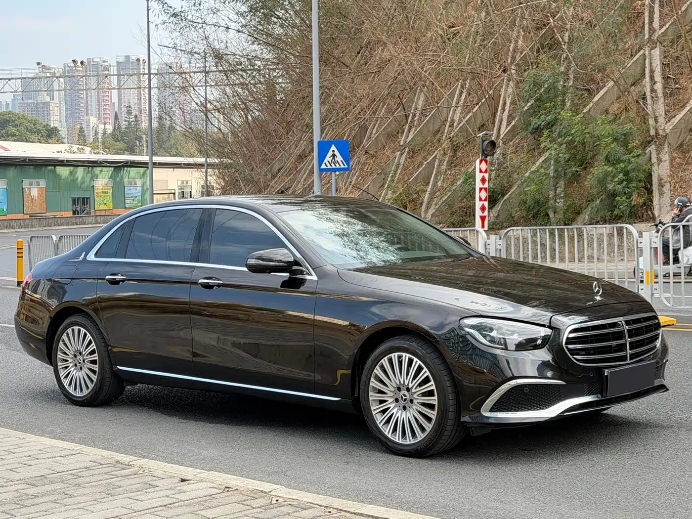 Mercedes-Benz E-Class 2022 E 300 L Luxury фото 3
