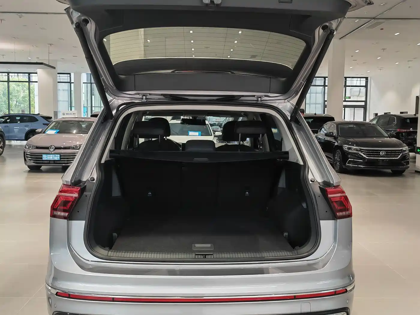 Volkswagen Tiguan L 2022 330TSI Auto 2WD R-Line Premium Edition фото 11
