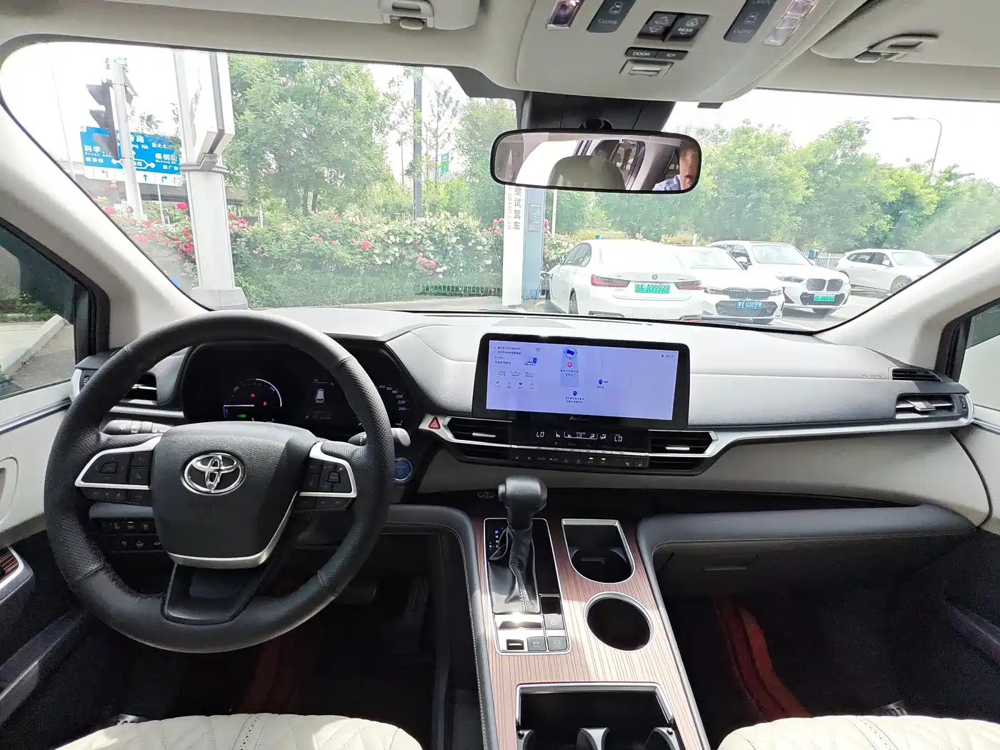 Toyota Granvia 2023 2.5L Hybrid Luxury Edition фото 17