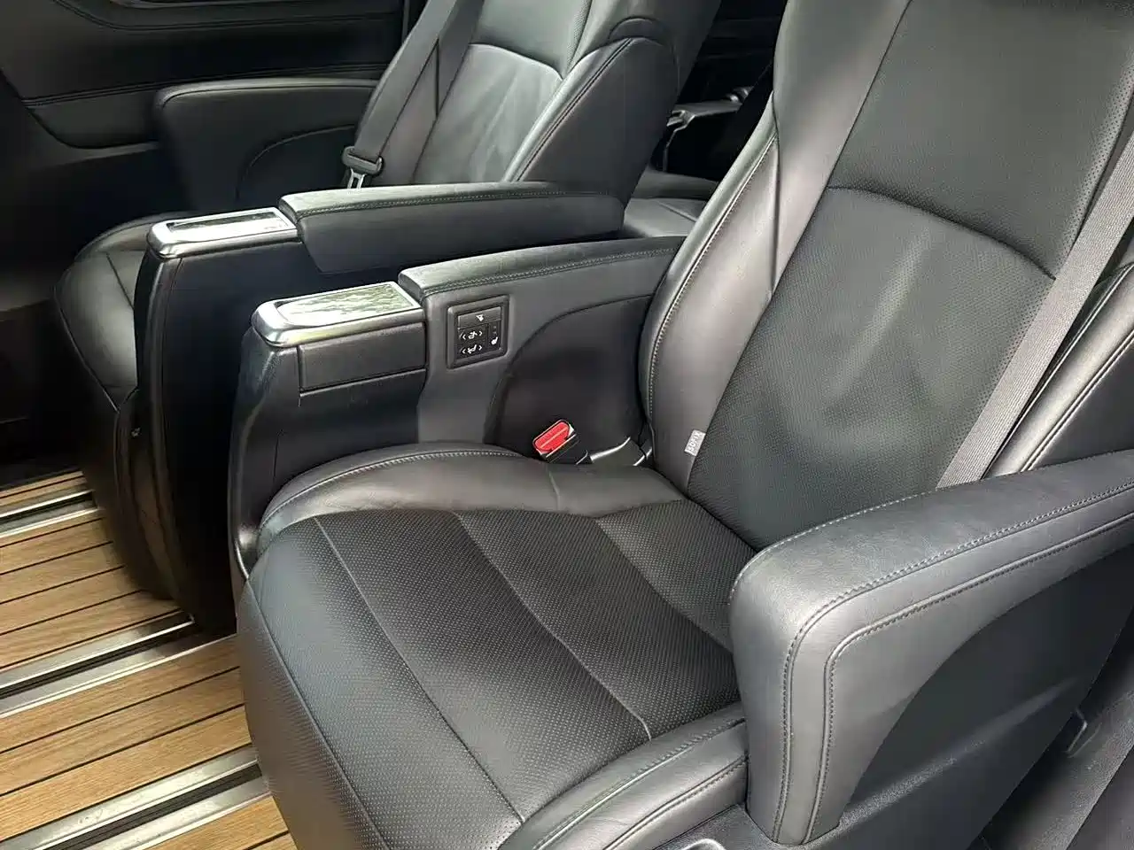 Toyota Vellfire 2019 Hybrid 2.5L HV Luxury Edition фото 2