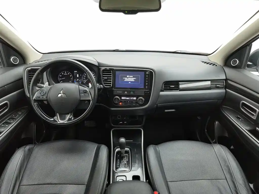 Mitsubishi Outlander 2018 2.4L 4WD Luxury Edition 7-seater фото 5