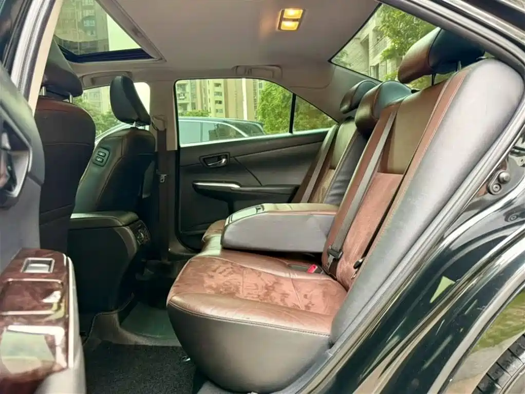 Toyota Camry 2016 2.5G 10th Anniversary Luxury Navigation Edition фото 8