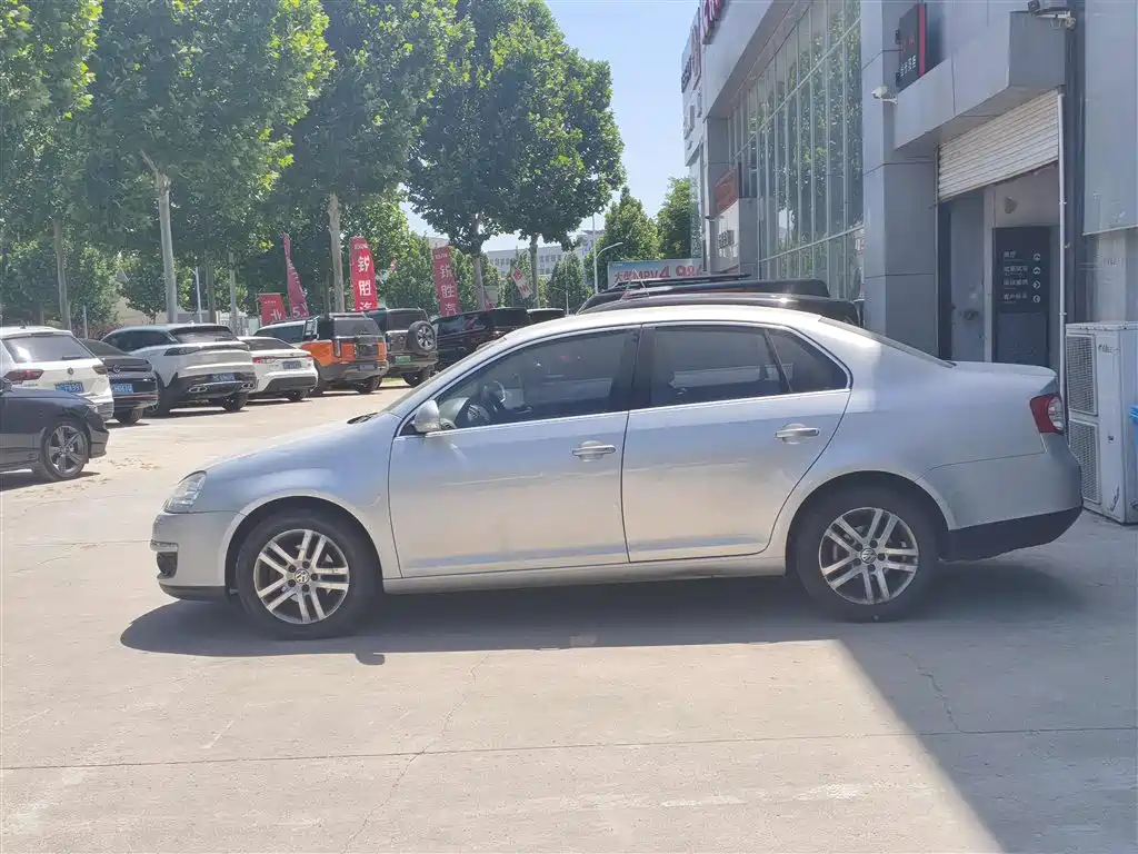 Volkswagen Sagitar 2009 1.6L Automatic Fashion фото 3
