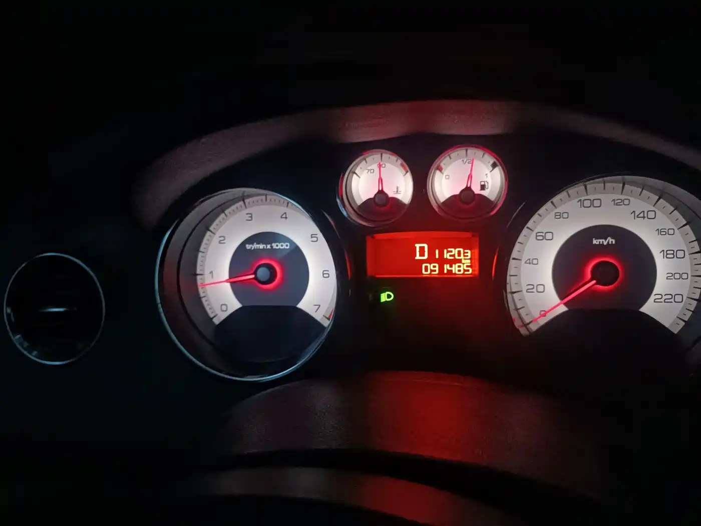 Peugeot 408 2013 2.0L Automatic Comfort Edition фото 9